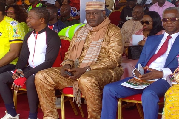 Le Secrétaire Général représentant du Ministre des Arts et de la Culture a la tribune pendant la Course Internationale VTT Chantal Biya à Bagofit, arrondissement d'Abong Mbang, département du Haut Nyong, région de l'Est. Madame le ministre de l'Habitat et